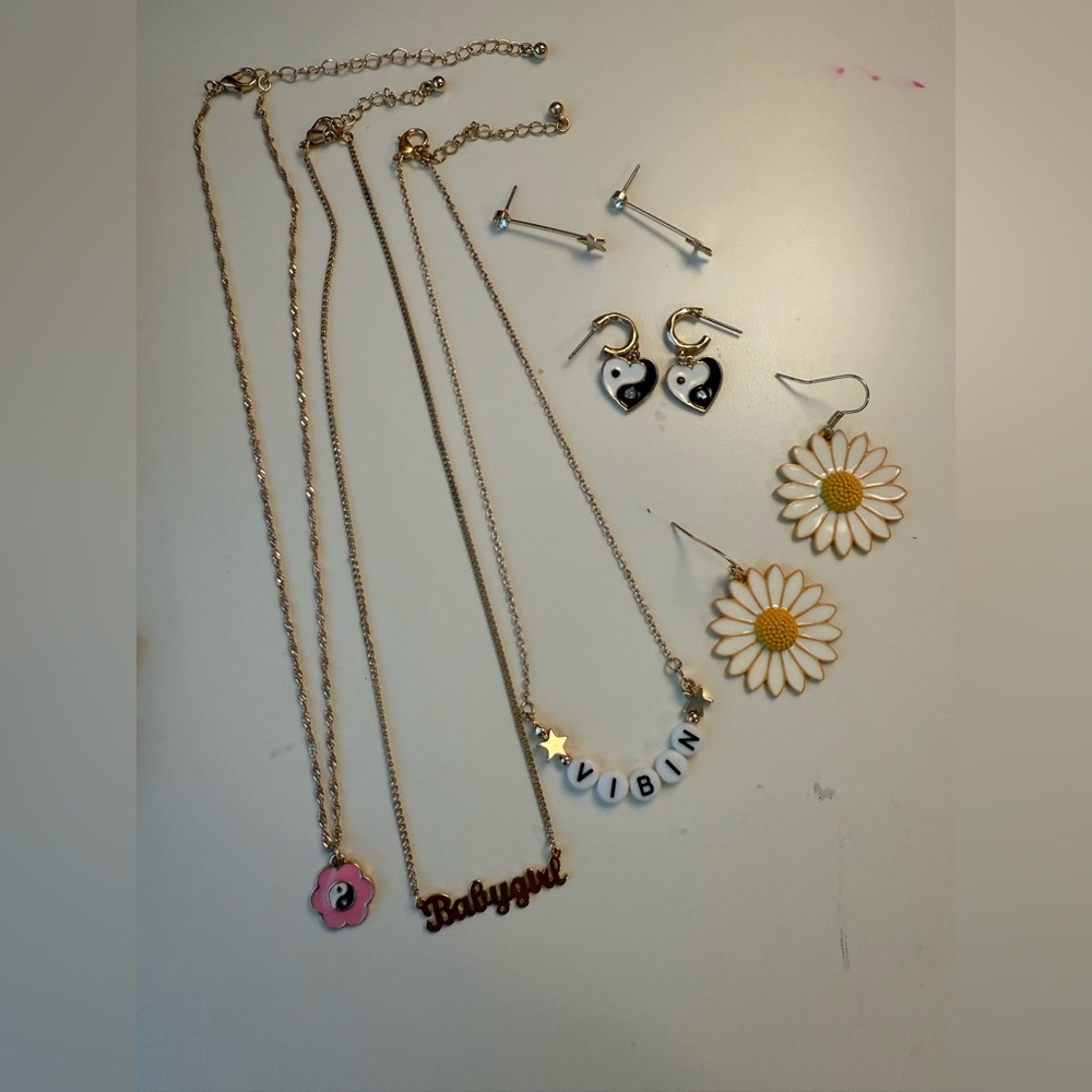 Hot Topic Gold and White Necklace and Earring Set